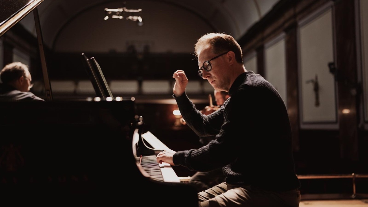 Keväisiä säveliä pianisti-kapellimestari Simon Crawford-Phillipsin johdolla helatorstaina 14.5.
