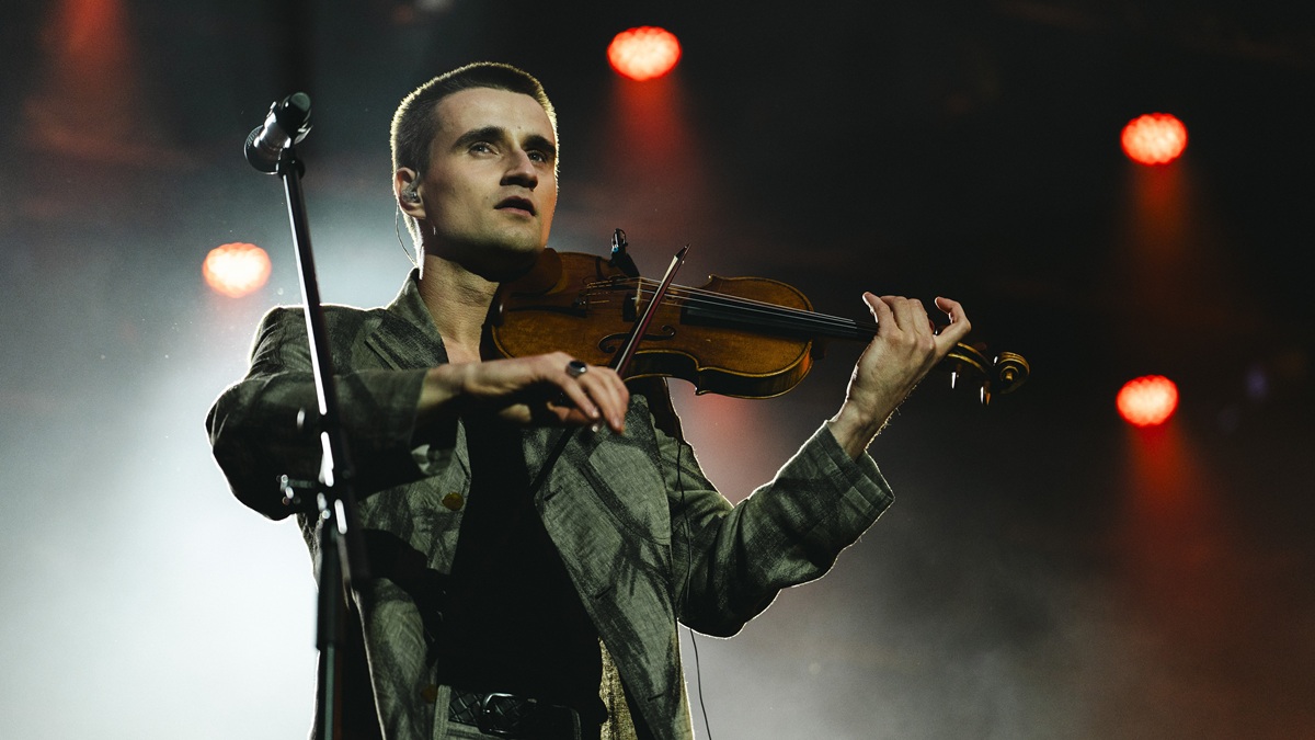 Rajoja rikkova sähköviulisti Roberts Balanas kutsuu ainutlaatuiseen konserttielämykseen torstaina 8.10.